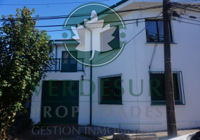 Venta de Céntrica casa  para destino comercial 