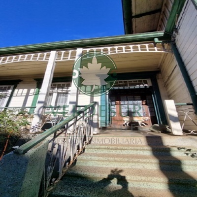 Gran Casa con Fachada Histórica.