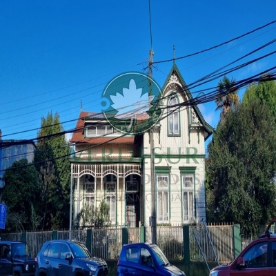 Gran Casa con Fachada Histórica.